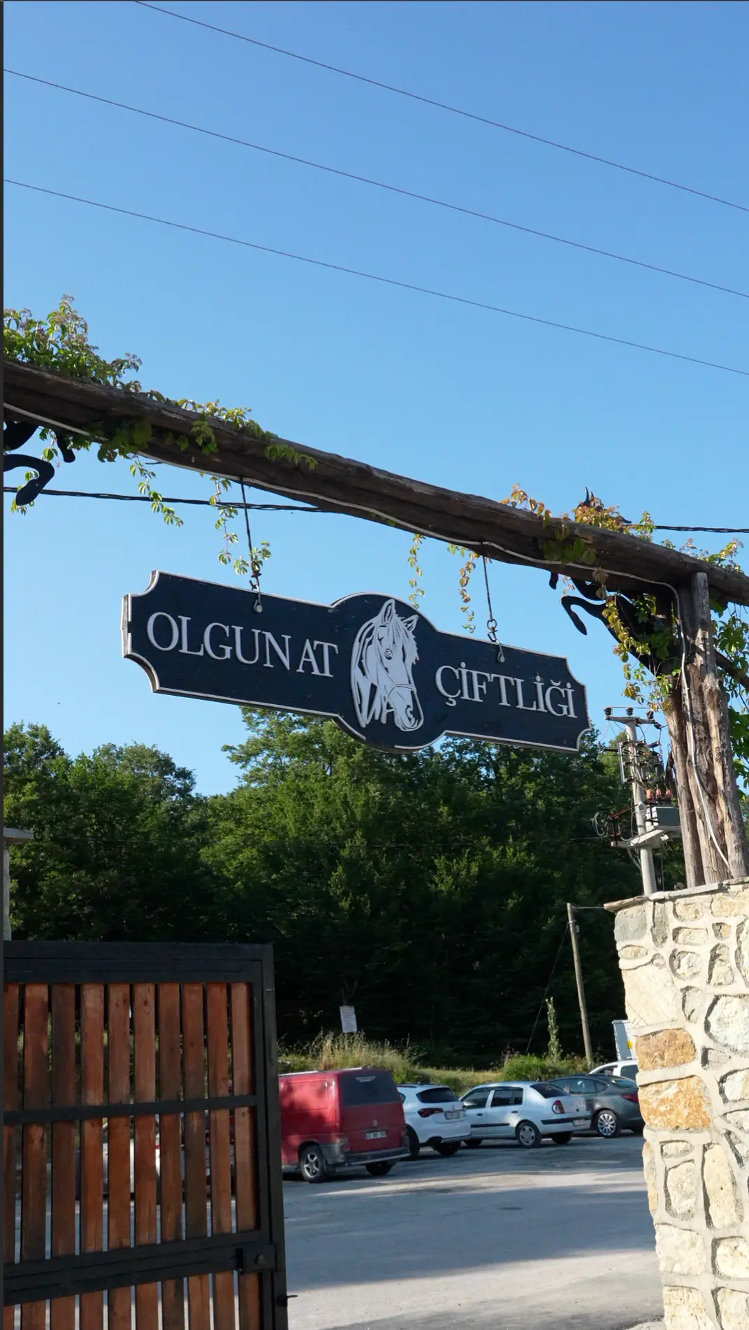 Olgun At Çiftliği giriş tabelası