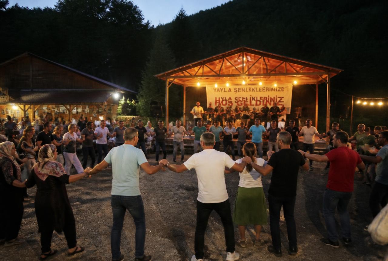 Çiftlikte açık havada canlı müzik eşliğinde horon